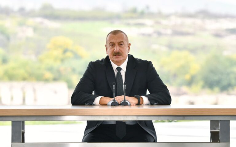 1743070940.283749cb87-Prezident-ilham-eliyev-ve-birinci-xanim-mehriban-eliyeva-fuzuli-ictimaiyyetinin-numayendeleri-ile-gorusub-memorial-kompleksin-ve-seherin-berpasinin-temel-dasini-qoyublar