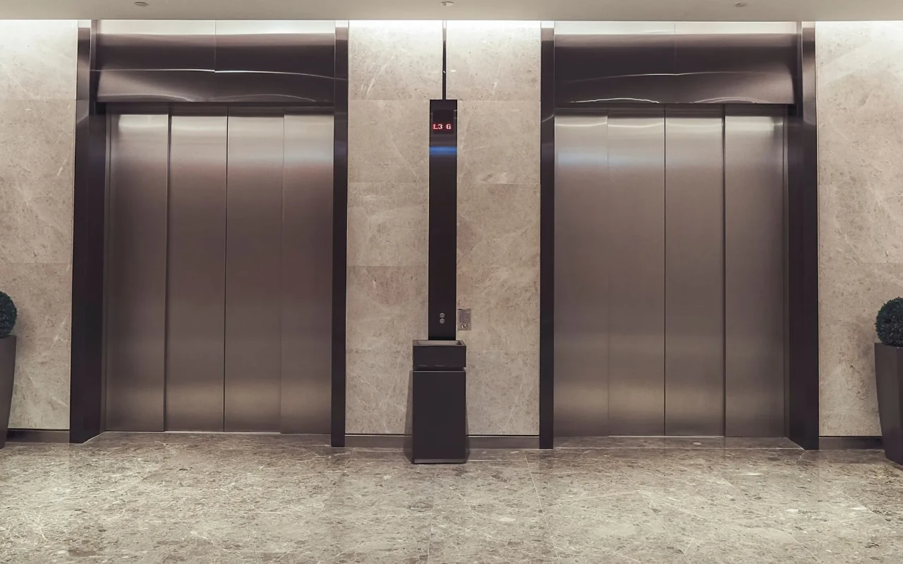 1755151229.Hydraulic-Lift-vs-Traction-Lift-Blog