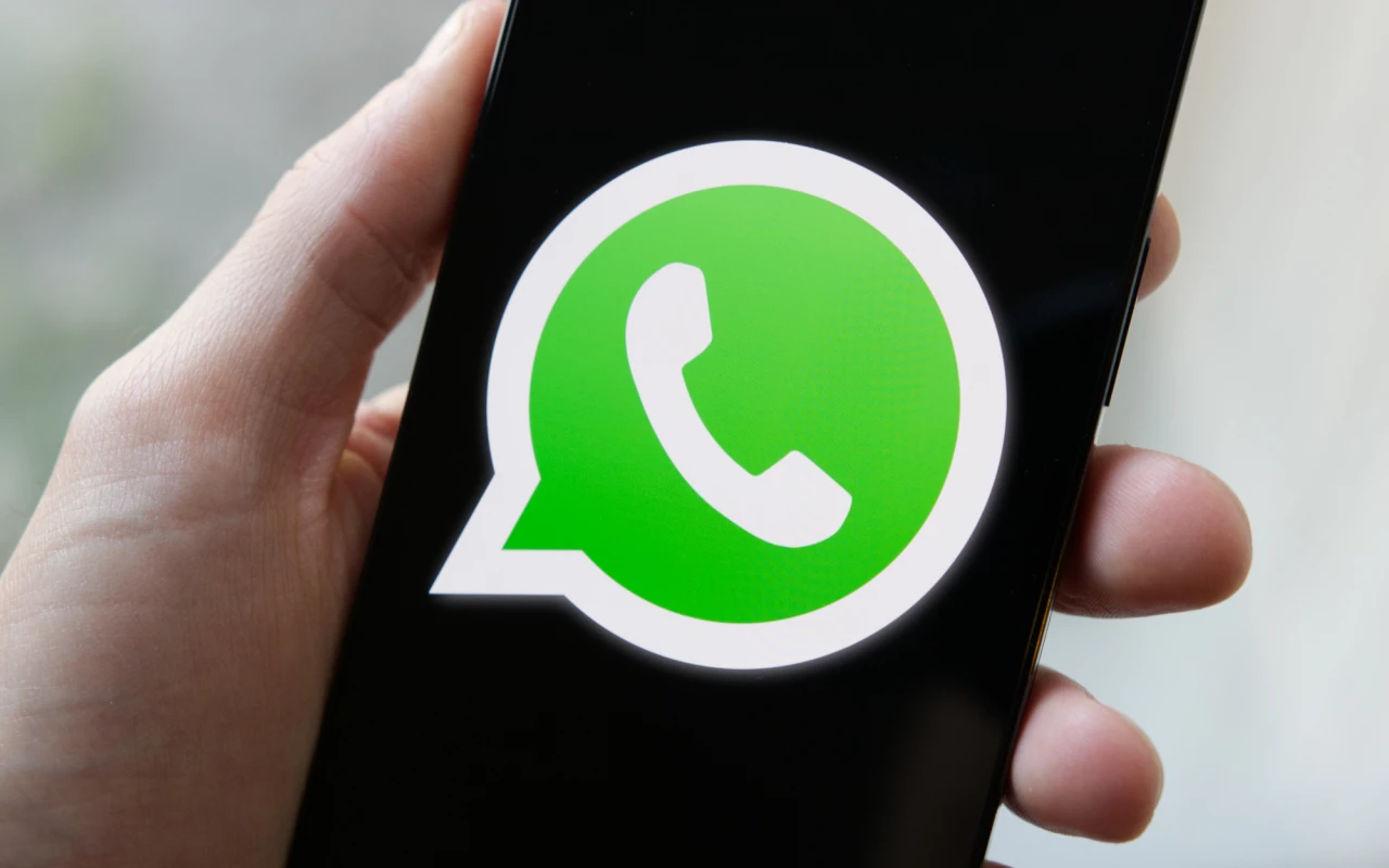 1760799932.whatsapp-logo-phone-close
