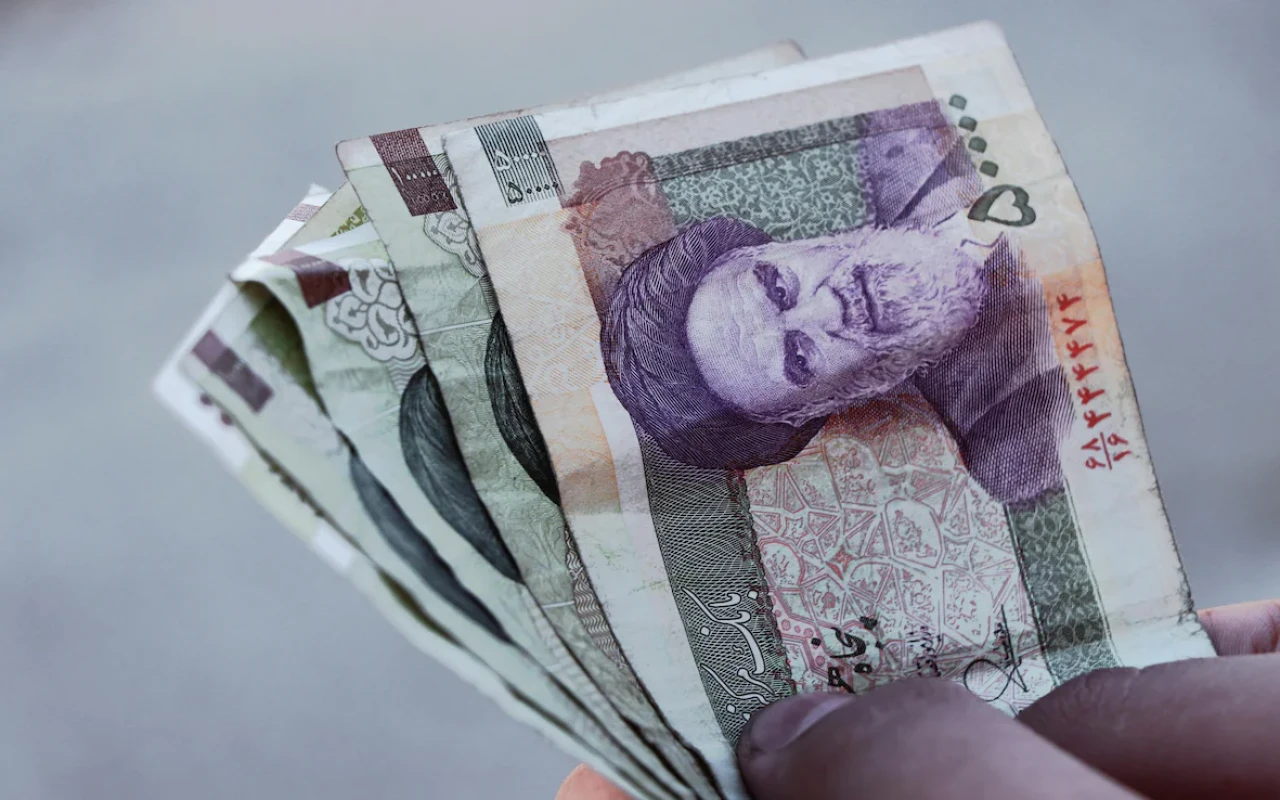 1768392933.em5trr98_rial-iran_625x300_06_October_25