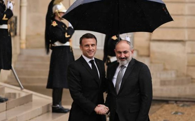 1771523824_Macron welcomes Pashinyan at the Elysee