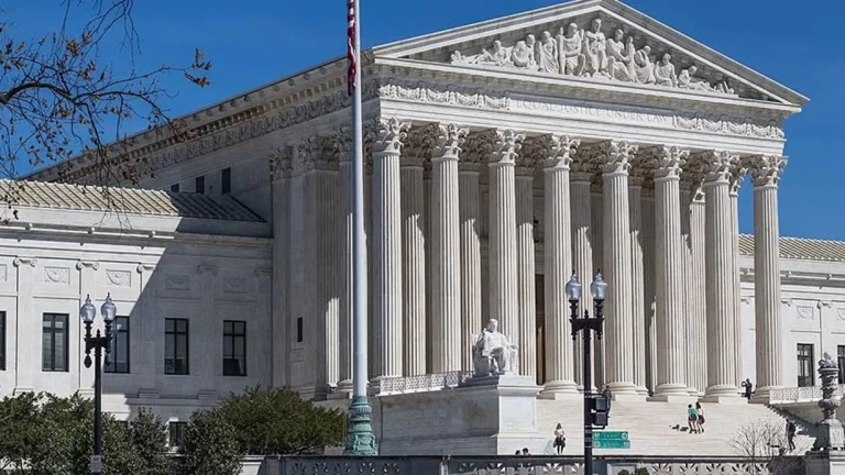 abd_yuksek_mahkemesi_trumpin_gumruk_vergilerini_iptal_etti_3su5_1771612928